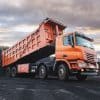 En este artículo conoceremos todo sobre los camiones dumper: para qué sirven, cómo funcionan, cuáles son sus tipos y sus aplicaciones en la industria minera y otras.