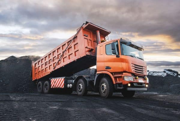 En este artículo conoceremos todo sobre los camiones dumper: para qué sirven, cómo funcionan, cuáles son sus tipos y sus aplicaciones en la industria minera y otras.