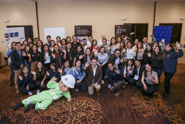 Participantes y empresas en la Feria de Empleabilidad Arequipa organizada por CETEMIN.